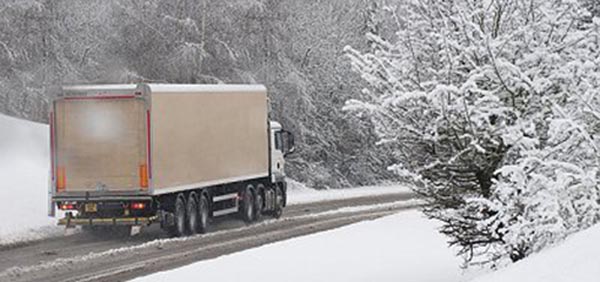 HGV-snow-well-cleared-A-road-400w